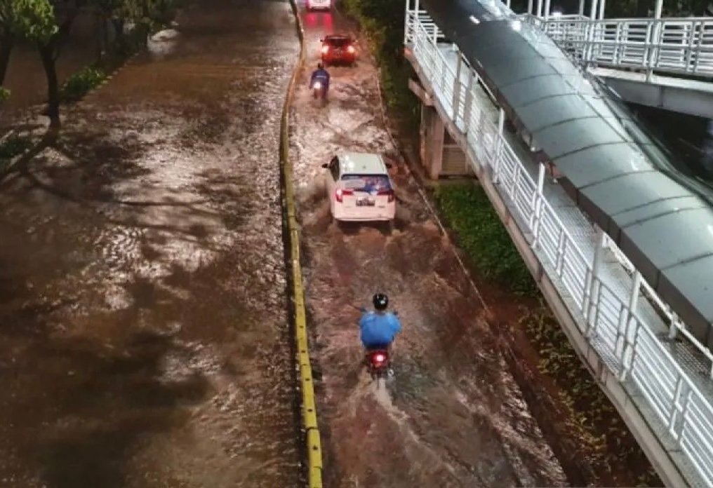 Banjir di Ciledug Raya, Operasional Transjakarta Rute Tendean Terganggu Banjir di Ciledug Raya, Operasional Transjakarta Rute Tendean Terganggu