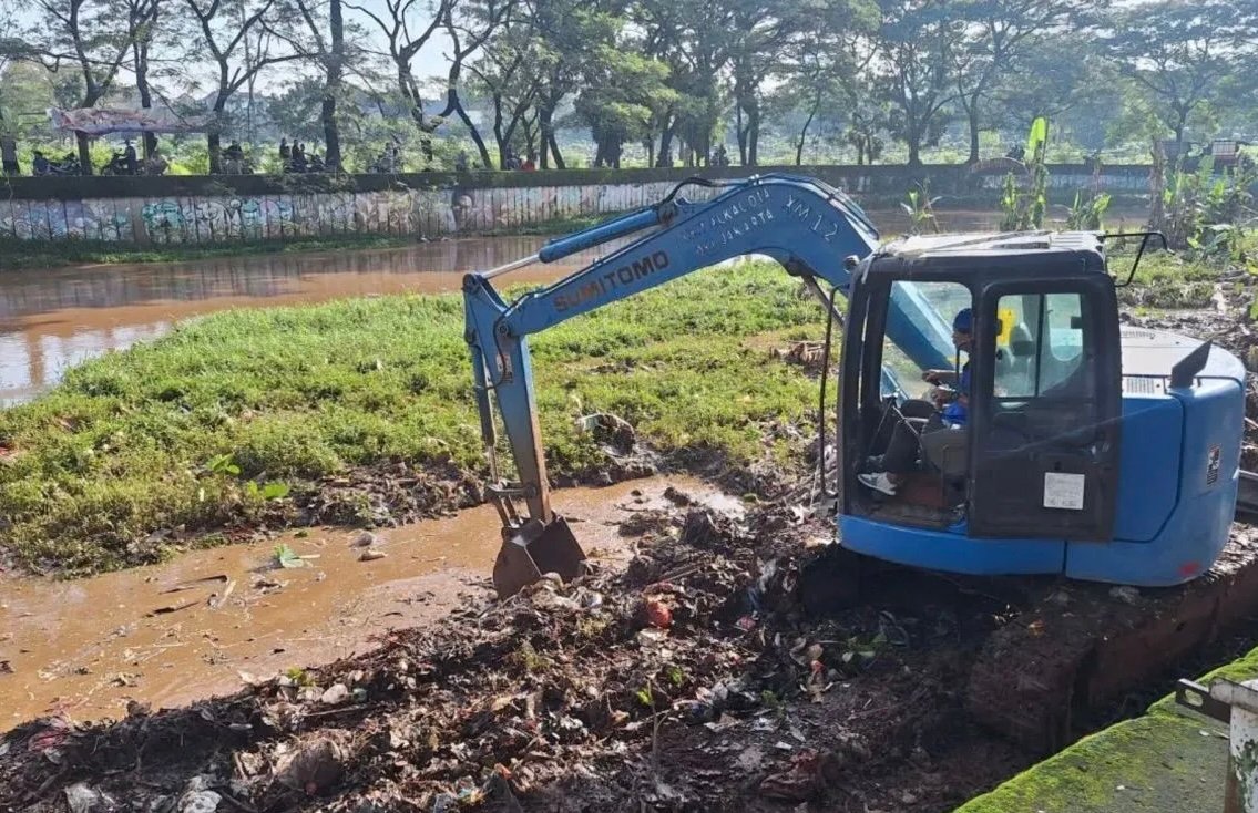Antisipasi Banjir, Sudin SDA Jaksel Intensifkan Pengerukan Kali di Kawasan Sinabung
