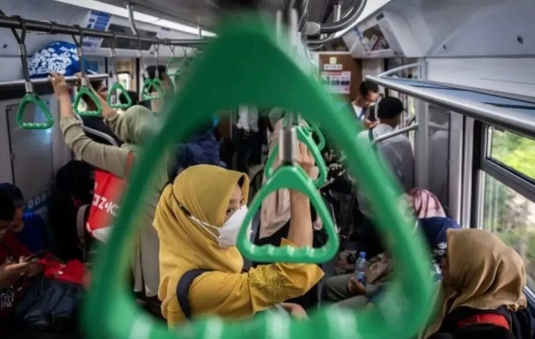 Petugas KAI Commuter Evakuasi Penumpang yang Terjatuh ke Jalur di Stasiun Manggarai