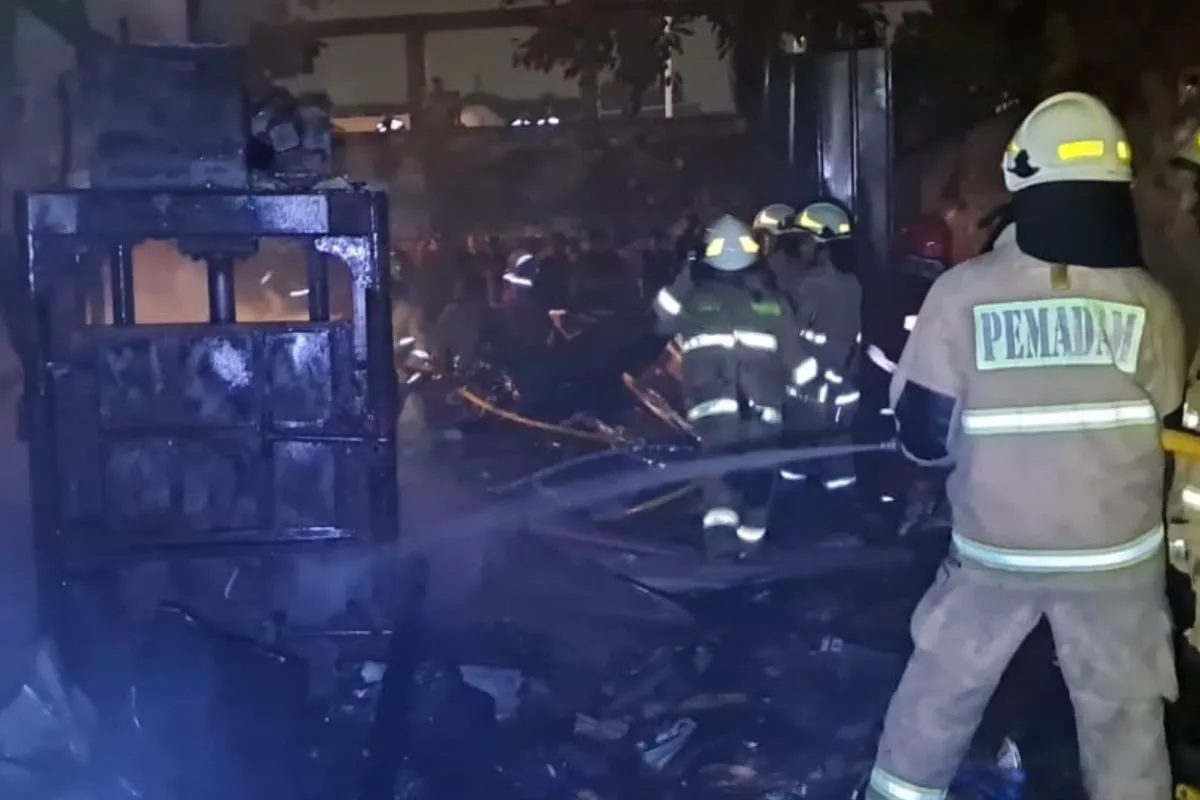 Kebakaran Rumah di Warakas Jakut, Puluhan Petugas Gulkarmat Jinakkan Api Kebakaran Rumah di Warakas Jakut, Puluhan Petugas Gulkarmat Jinakkan Api
