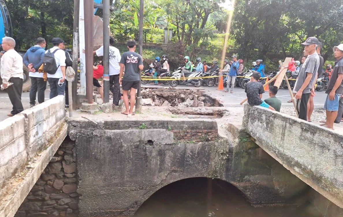Tangani Jalan Ambles di Lenteng Agung, Dinas SDA DKI Pasang Gorong-Gorong