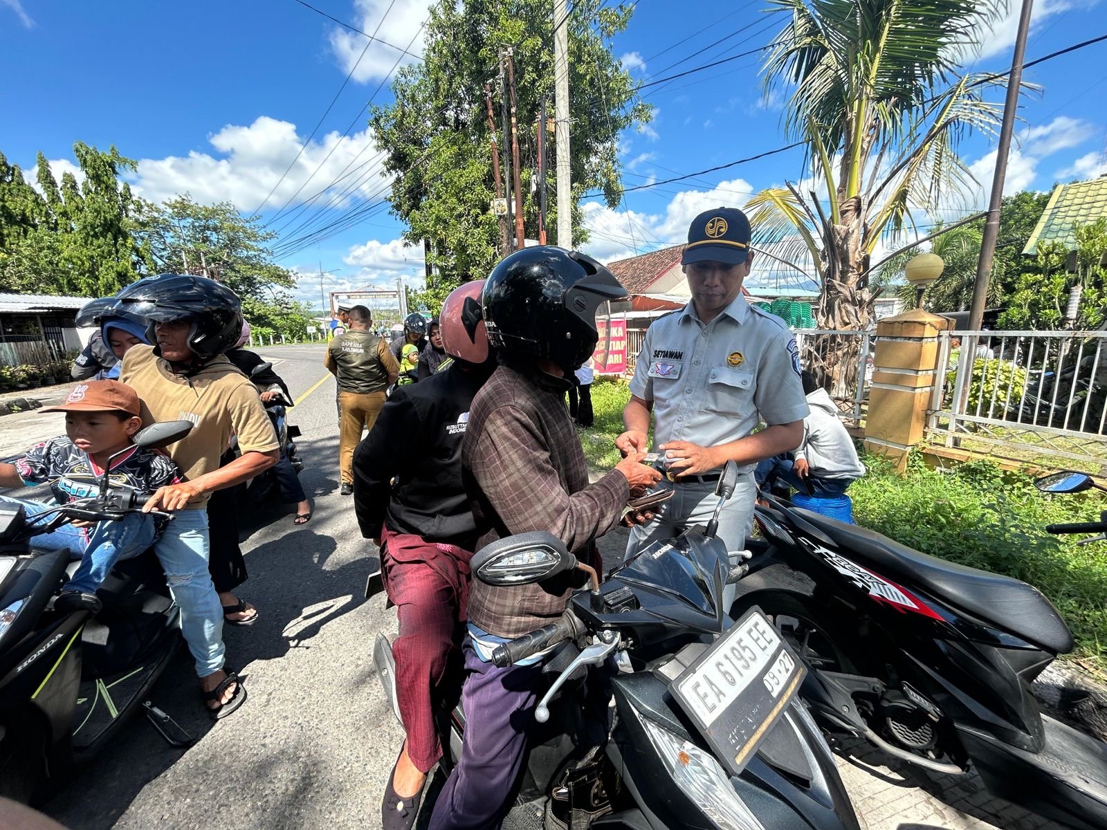 Tingkatkan Kepatuhan Wajib Pajak, Jasa Raharja Cabang Sumbaw Laksanakan Operasi Gabungan Tingkatkan Kepatuhan Wajib Pajak, Jasa Raharja Cabang Sumbaw Laksanakan Operasi Gabungan