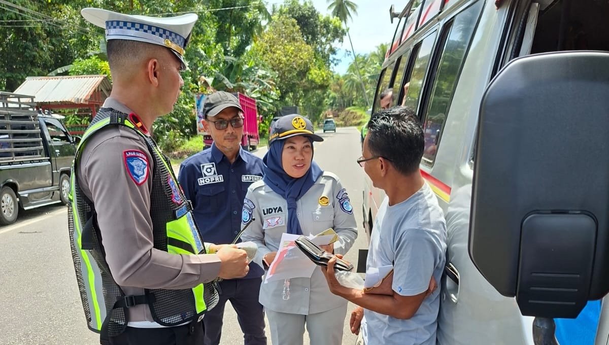 Operasi Gabungan di Tiku, Jasa Raharja Bukittinggi Gencarkan Edukasi Taat Pajak dan Keselamatan Berlalu Lintas Operasi Gabungan di Tiku, Jasa Raharja Bukittinggi Gencarkan Edukasi Taat Pajak dan Keselamatan Berlalu Lintas
