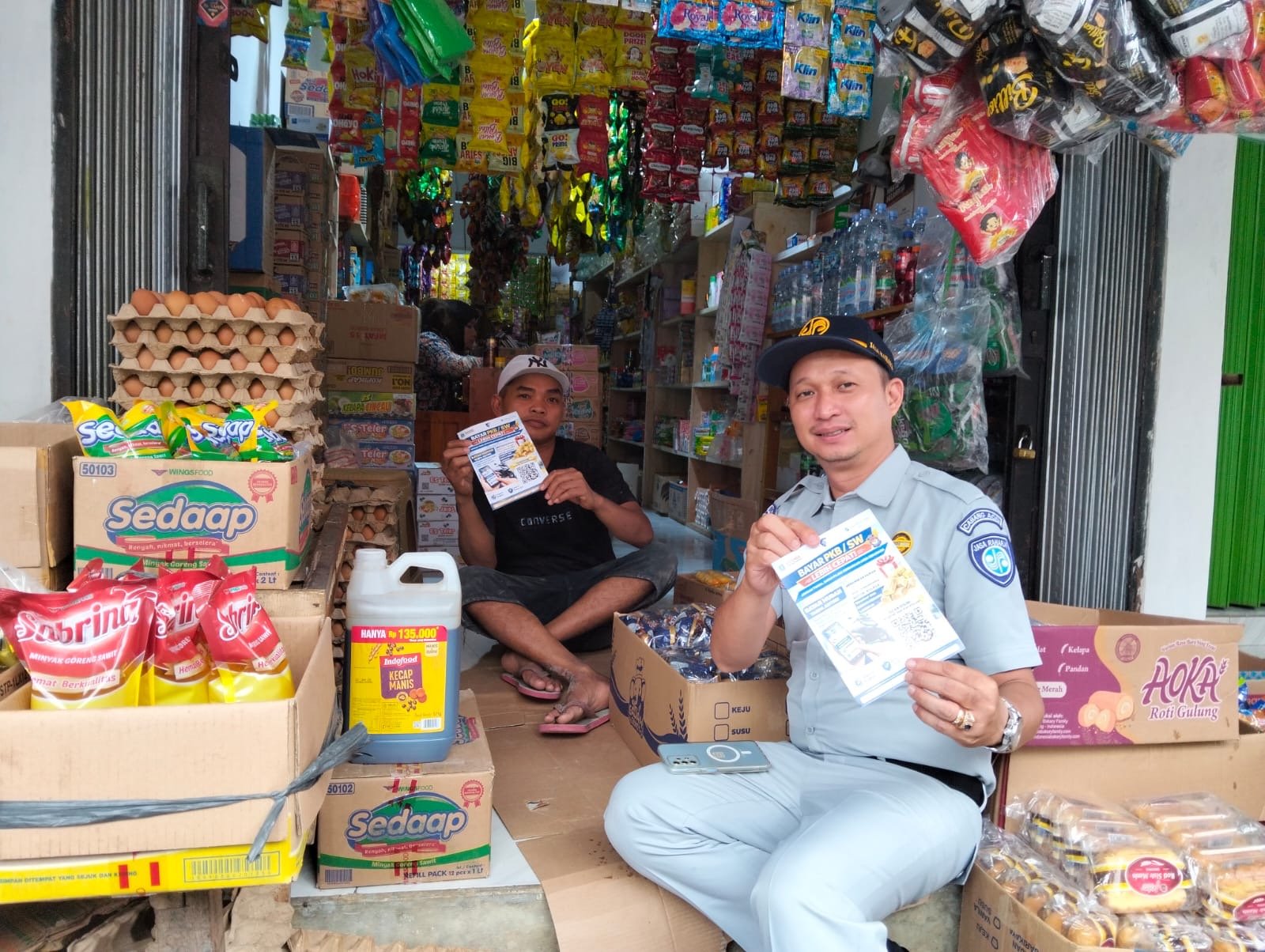 Jasa Raharja Sambangi Pasar Malingping, Sosialisasi SWDKLLJ dan Bagi-Bagi flyer Hadiah Emas untuk Wajib Pajak Taat