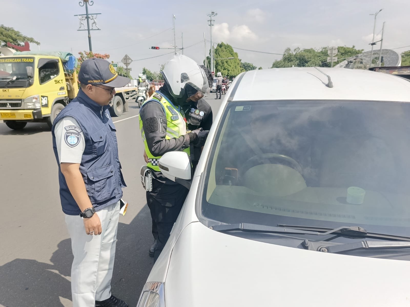 Tim Pembina Samsat Kabupaten Bogor Hadir di Simpang Sentul Lewat Operasi Gabungan dan Edukasi Kesamsatan