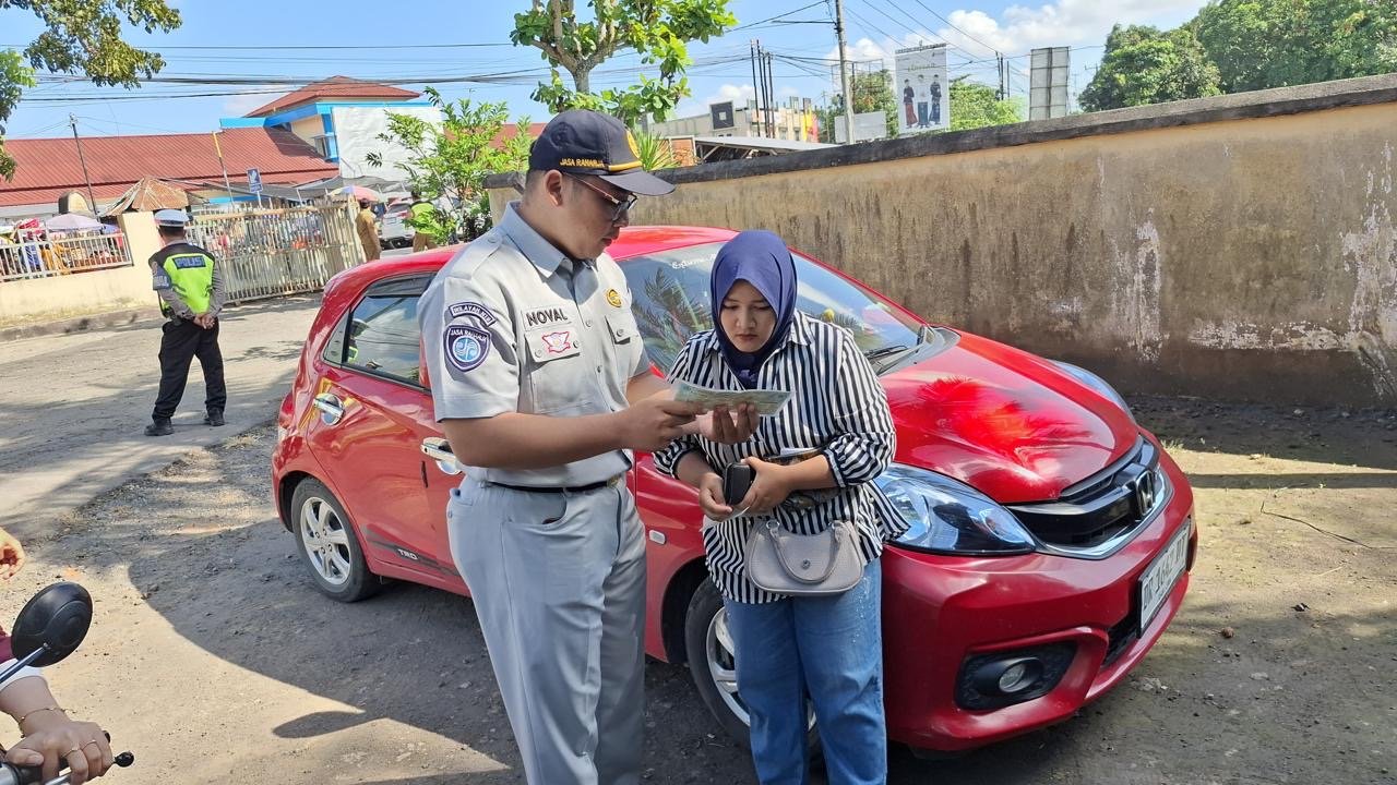 Dorong Kepatuhan Masyarakat, Jasa Raharja NTB dan Tim Samsat Gerung Gelar Operasi Gabungan