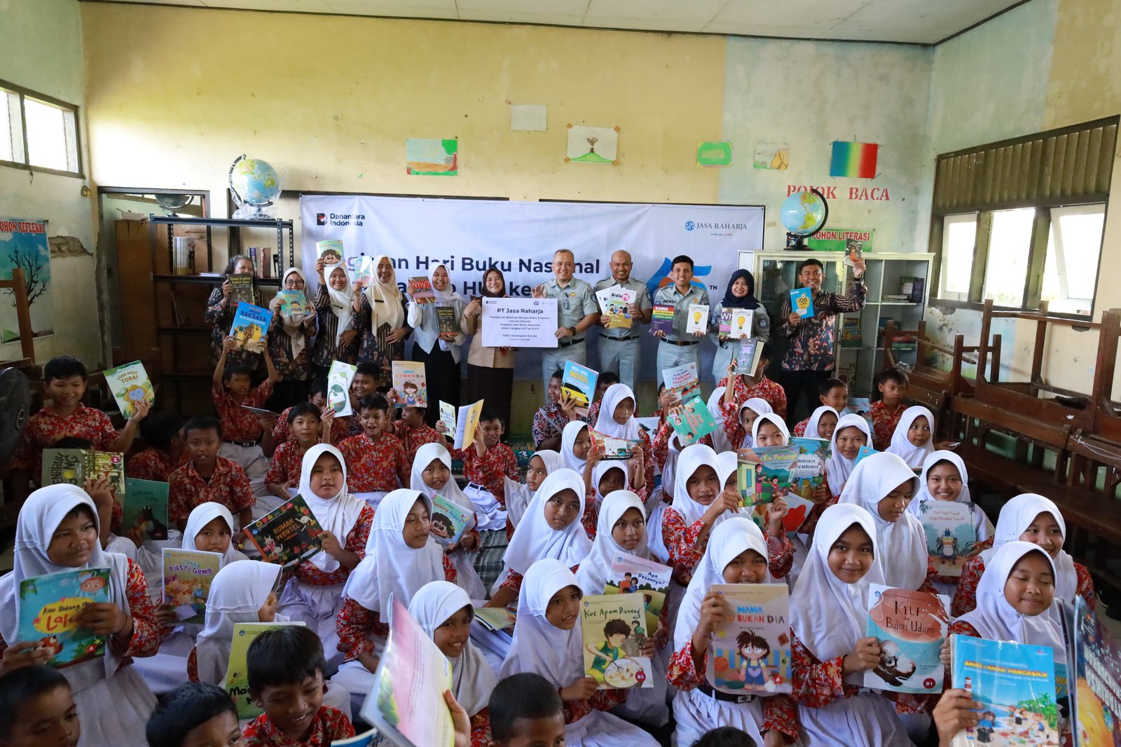 Peringati HUT IFG ke-6 dan Hari Buku Nasional, Jasa Raharja Jawa Tengah Gelar Literasi di SDN 3 Karangsari Kendal
