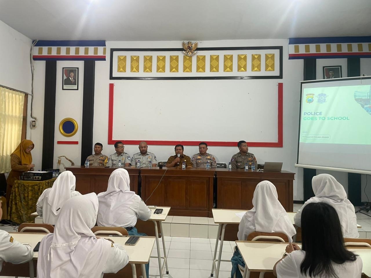 Perkuat Kesadaran Keselamatan, Satlantas Polres Jember dan Jasa Raharja Edukasi Pelajar SMA 1 Arjasa