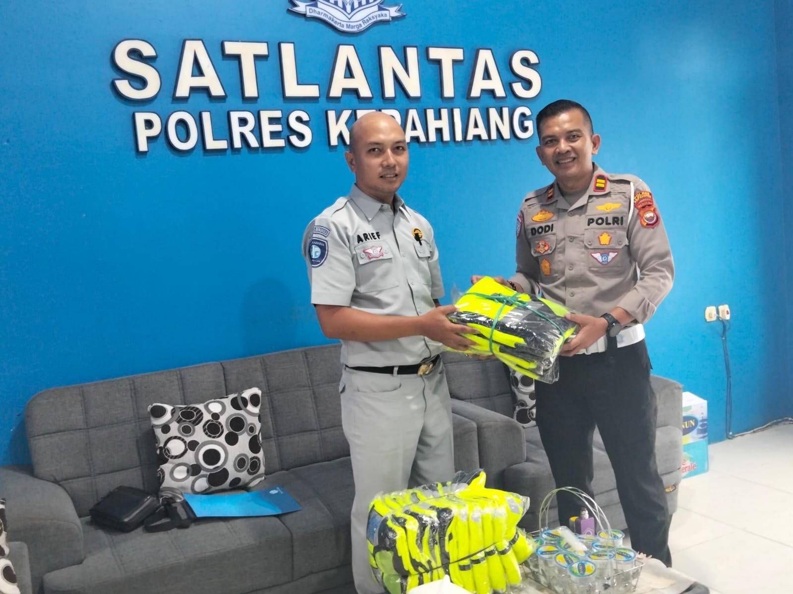 Jasa Raharja Bengkulu Serahkan Rompi Lalu Lintas, Perkuat Dukungan Keselamatan Lalu Lintas