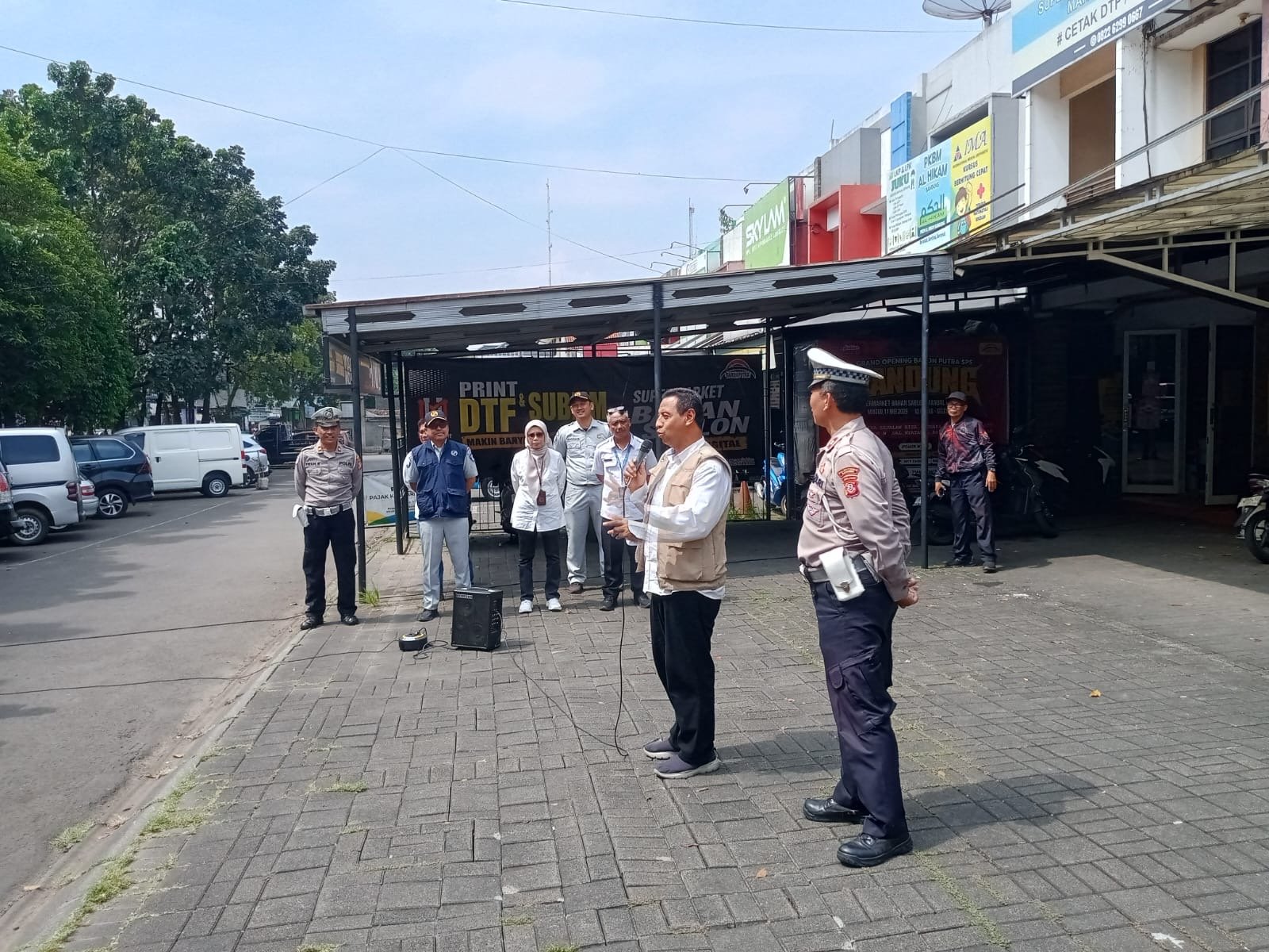 Perkuat Kolaborasi, Jasa Raharja Bandung Bersama Tim Pembina Samsat Soekarno Hatta Lakukan Pemeriksaan PKB dan SWDKLLJ di Jalan Raya