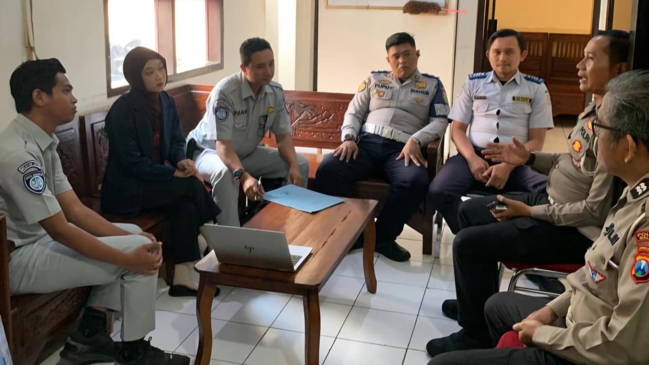 Sinergi FKLL Polres Malang, KPJR Kepanjen Bahas Strategi Tekan Angka Kecelakaan dan Sosialisasikan Aplikasi JRku Sinergi FKLL Polres Malang, KPJR Kepanjen Bahas Strategi Tekan Angka Kecelakaan dan Sosialisasikan Aplikasi JRku