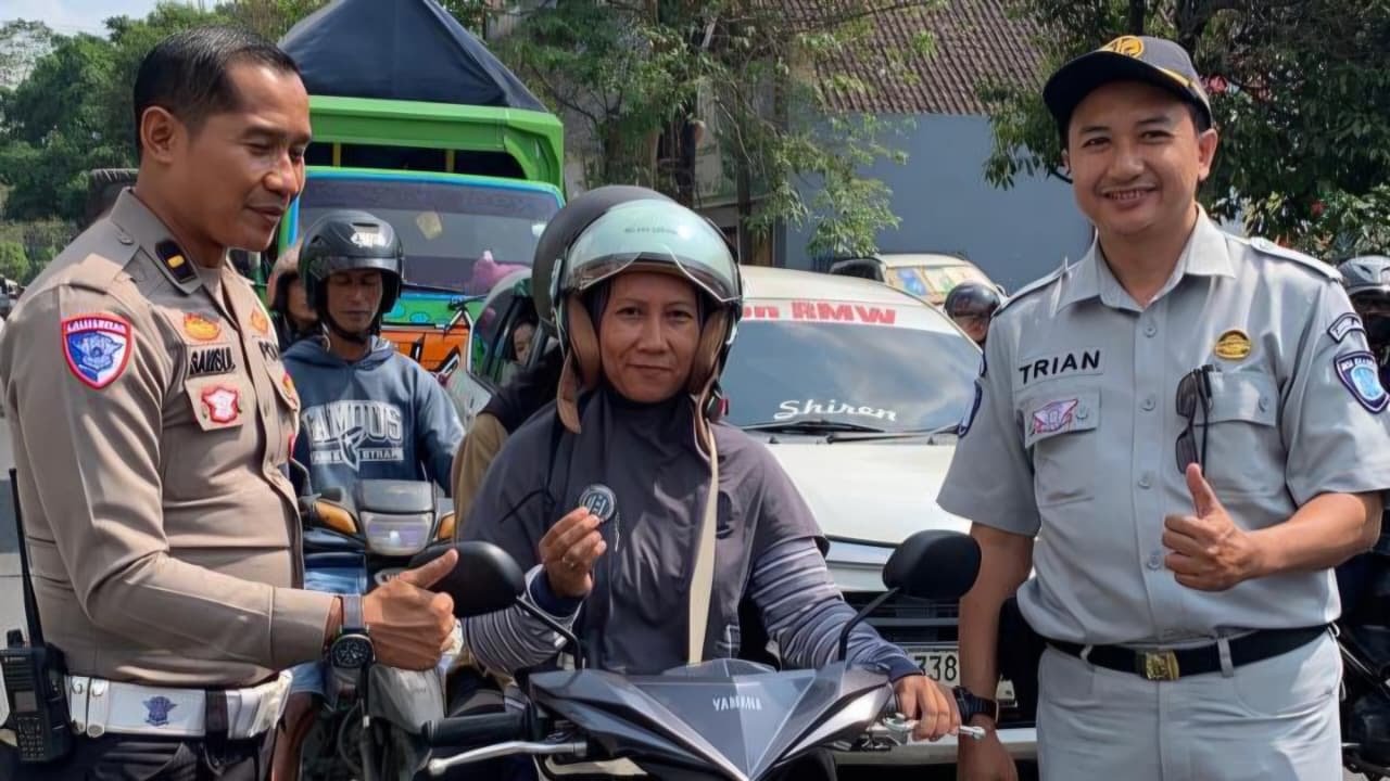 Tingkatkan Kesadaran Berkendara, Jasa Raharja Malang Gelar Aksi Simpatik Bagi Sopeskes (Souvenir Pesan Keselamatan) di Kepanjen Tingkatkan Kesadaran Berkendara, Jasa Raharja Malang Gelar Aksi Simpatik Bagi Sopeskes (Souvenir Pesan Keselamatan) di Kepanjen