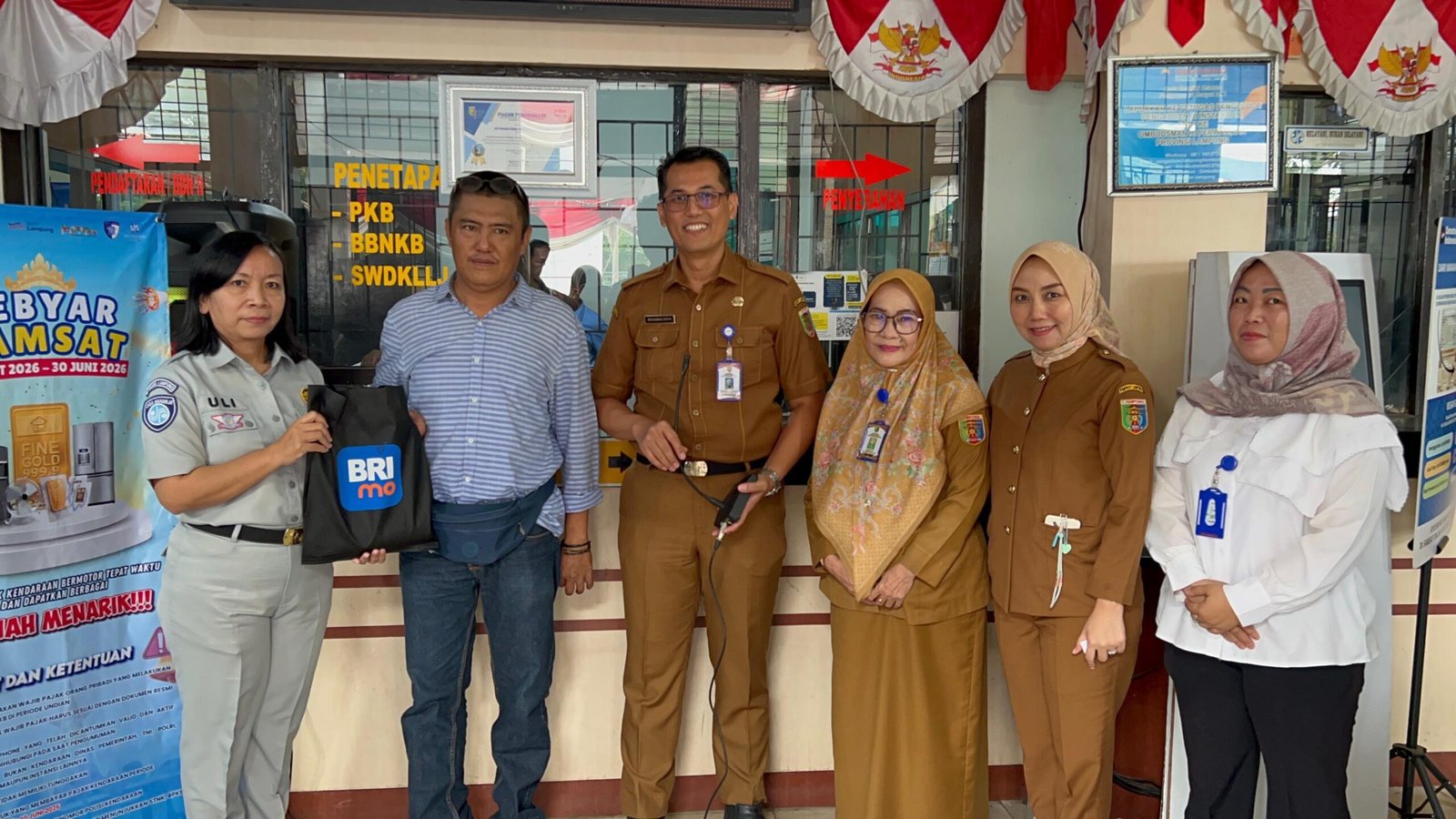 Sosialisasikan Keringanan Pajak, Tim Samsat Kotabumi Beri Apresiasi kepada Wajib Pajak Taat