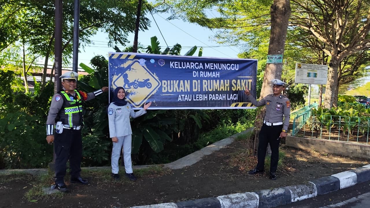 Perkuat Keselamatan Berlalu Lintas, Jasa Raharja NTB Pasang Spanduk di Titik Rawan Laka