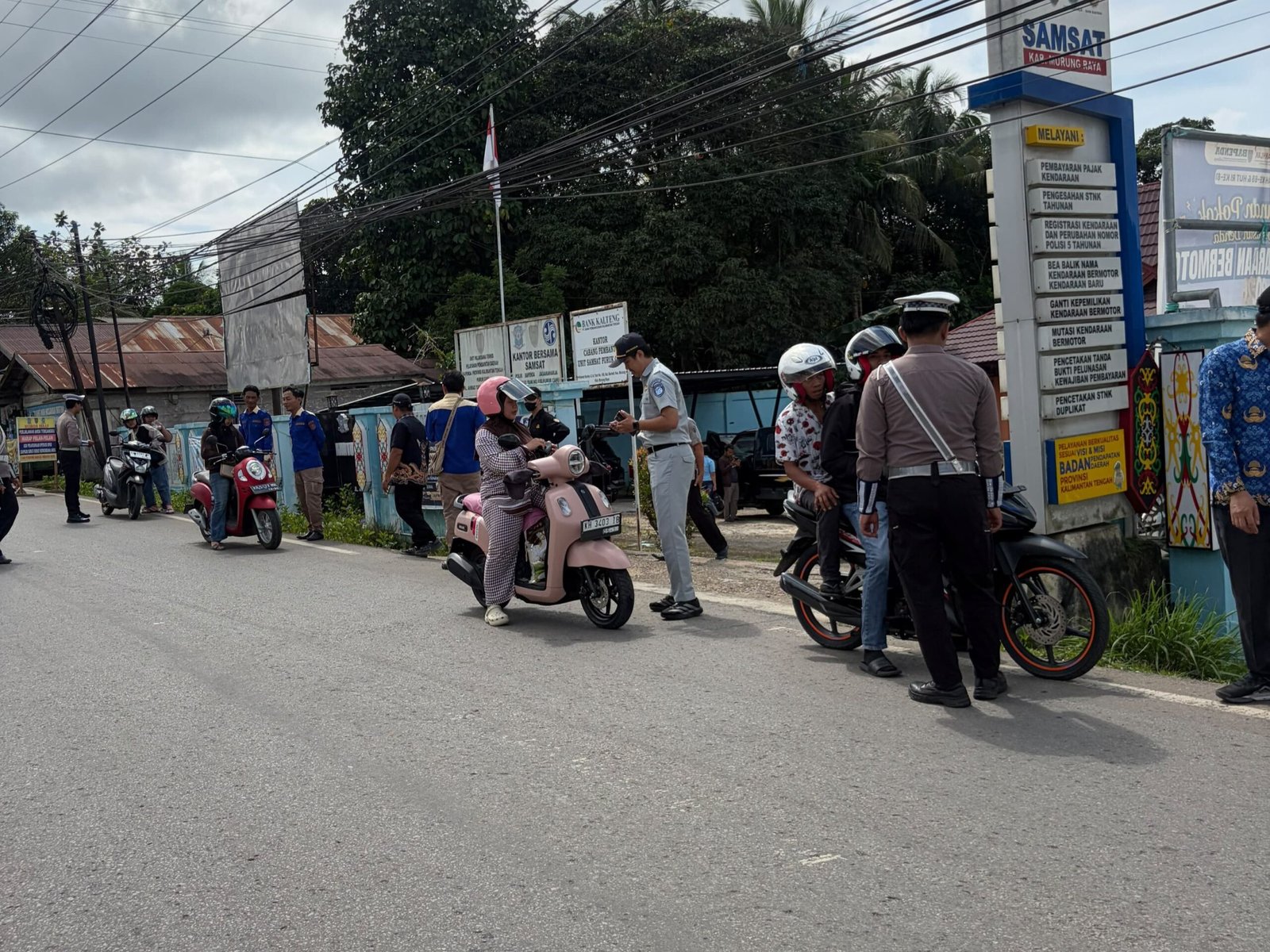Jasa Raharja Kalteng dan Tim Pembina Samsat Murung Raya Gelar Operasi Gabungan Sosialisasi Keringanan PKB Jasa Raharja Kalteng dan Tim Pembina Samsat Murung Raya Gelar Operasi Gabungan Sosialisasi Keringanan PKB