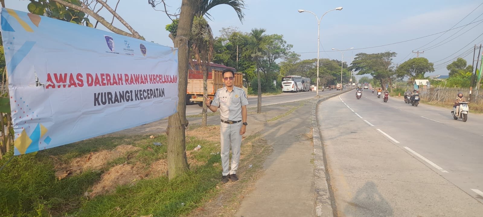 Jasa Raharja Karawang Gelar Pemasangan Spanduk Keselamatan Di Karawang Barat Dan Karawang Timur Untuk Tingkatkan Kesadaran Pengguna Jalan