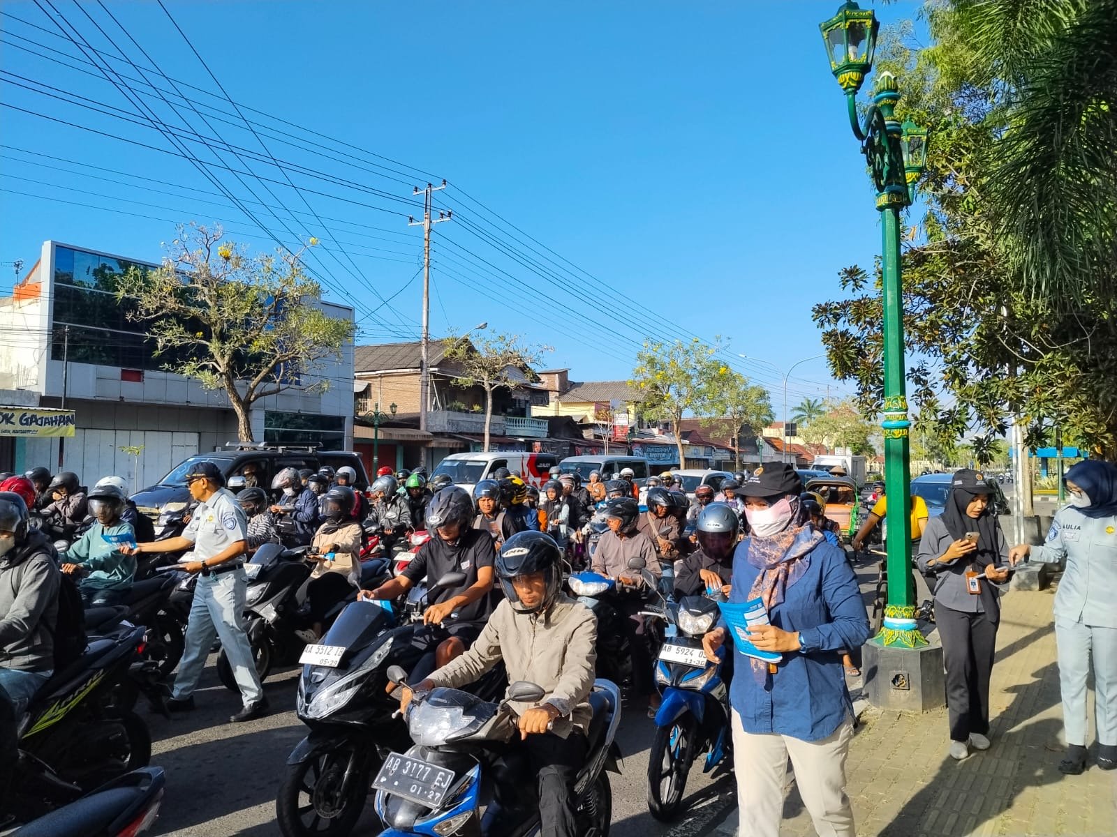 Bayar Pajak Kendaraan Tepat Waktu Berpeluang Dapat Emas, Masyarakat Bantul Diajak Manfaatkan Layanan Digital Bayar Pajak Kendaraan Tepat Waktu Berpeluang Dapat Emas, Masyarakat Bantul Diajak Manfaatkan Layanan Digital