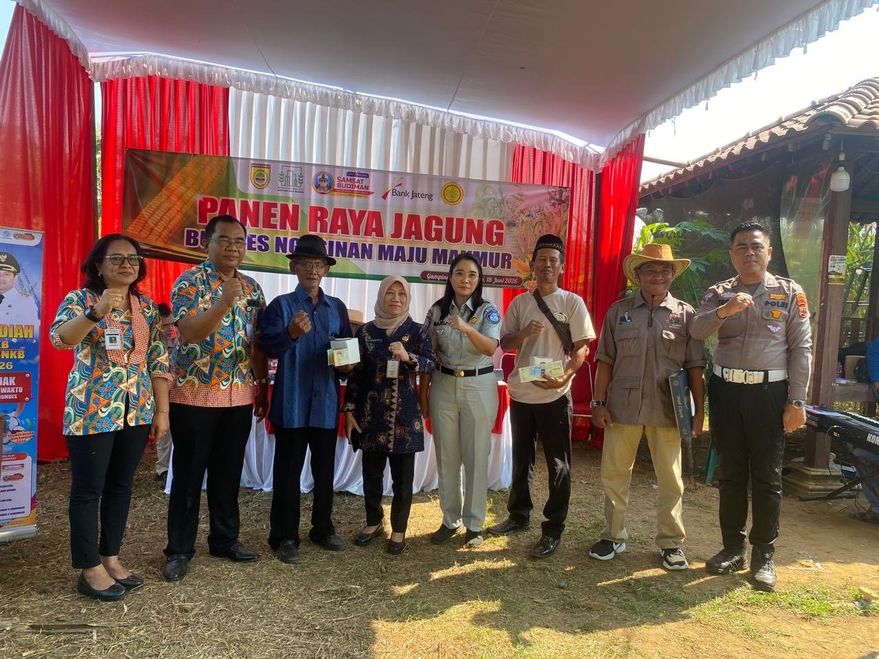 Tim Pembina Samsat Sukoharjo Sosialisasikan Tertib Lalu Lintas dan Kepatuhan PKB pada Panen Raya Jagung di Kecamatan Bulu