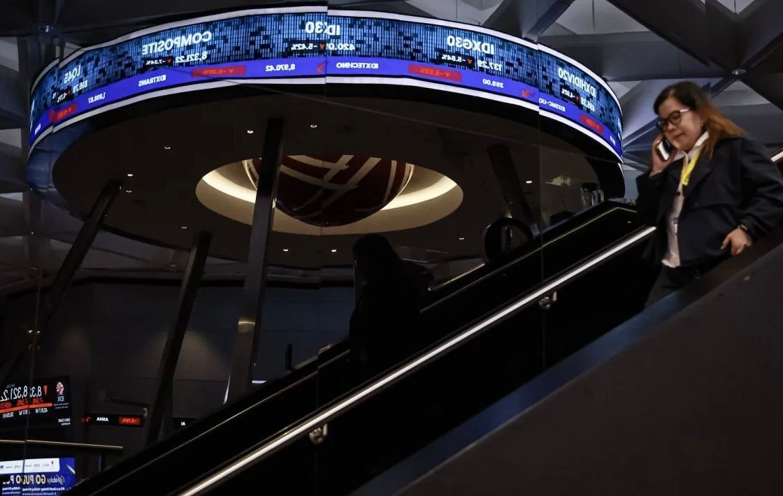 IHSG Sesi I Anjlok 2,42 Persen, Investor Pilih Amankan Aset