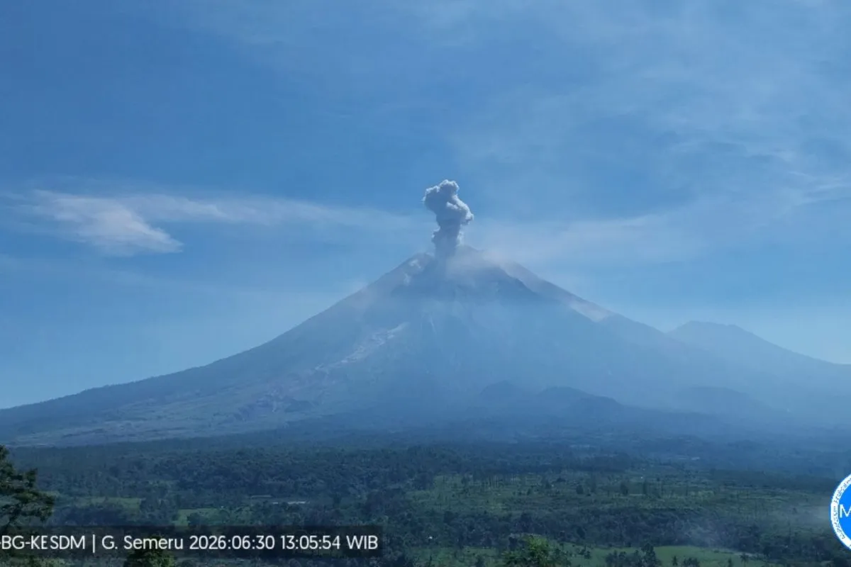 Semeru Erupsi 900 Meter, Waspadai Potensi Awan Panas Guguran
