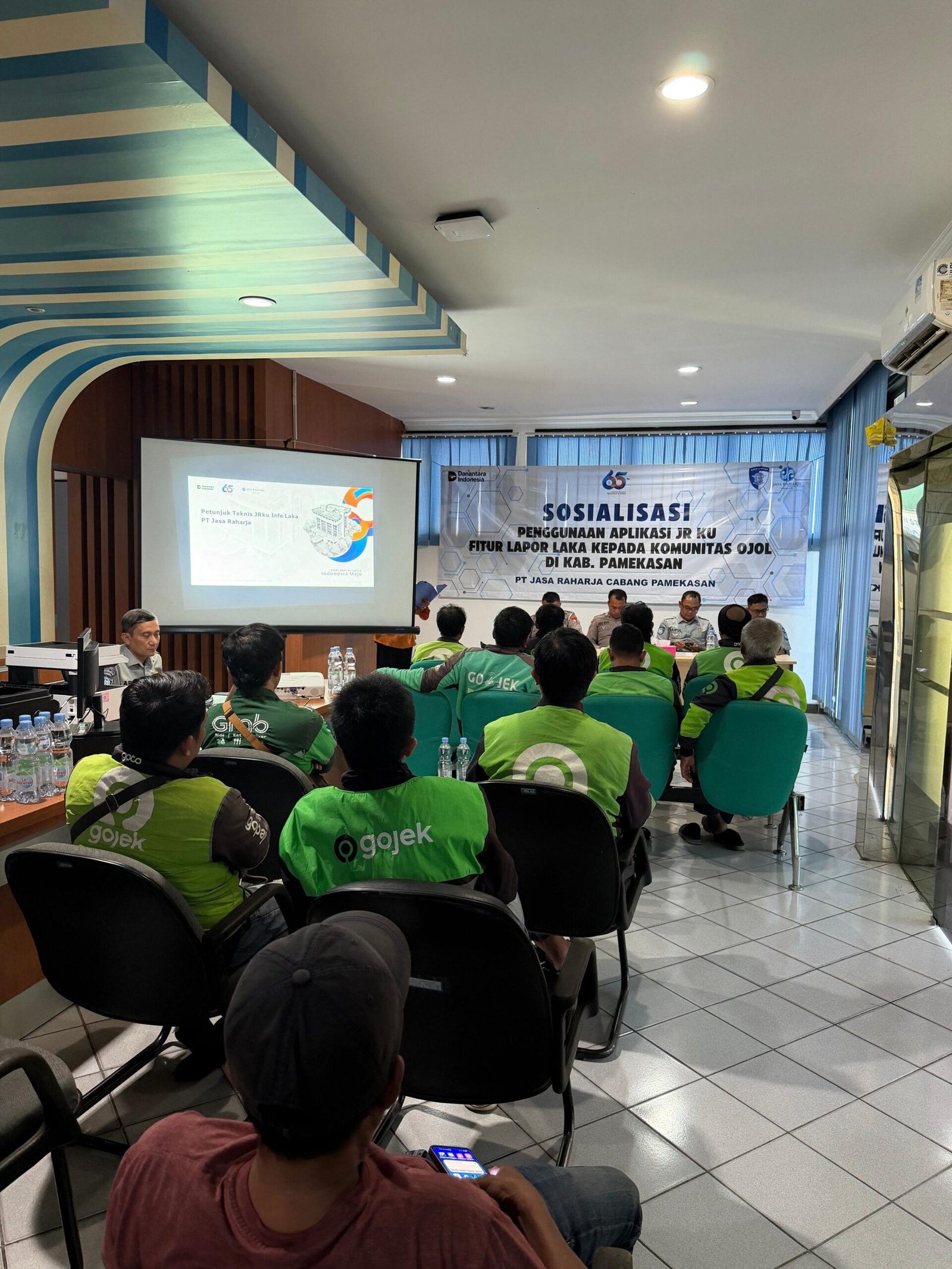 Jasa Raharja Cabang Pamekasan Bersama Unit Gakkum Satlantas Polres Pamekasan Gelar Sosialisasi Aplikasi JRKU Fitur Lapor Laka kepada Komunitas Ojek Online