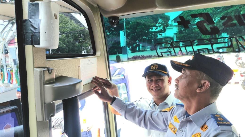 Tingkatkan Keselamatan Pariwisata, Jasa Raharja Malang Bersama Tim Gabungan Gelar Rampcheck Terpadu dan Edukasi Awak Armada di Terminal Kota Batu