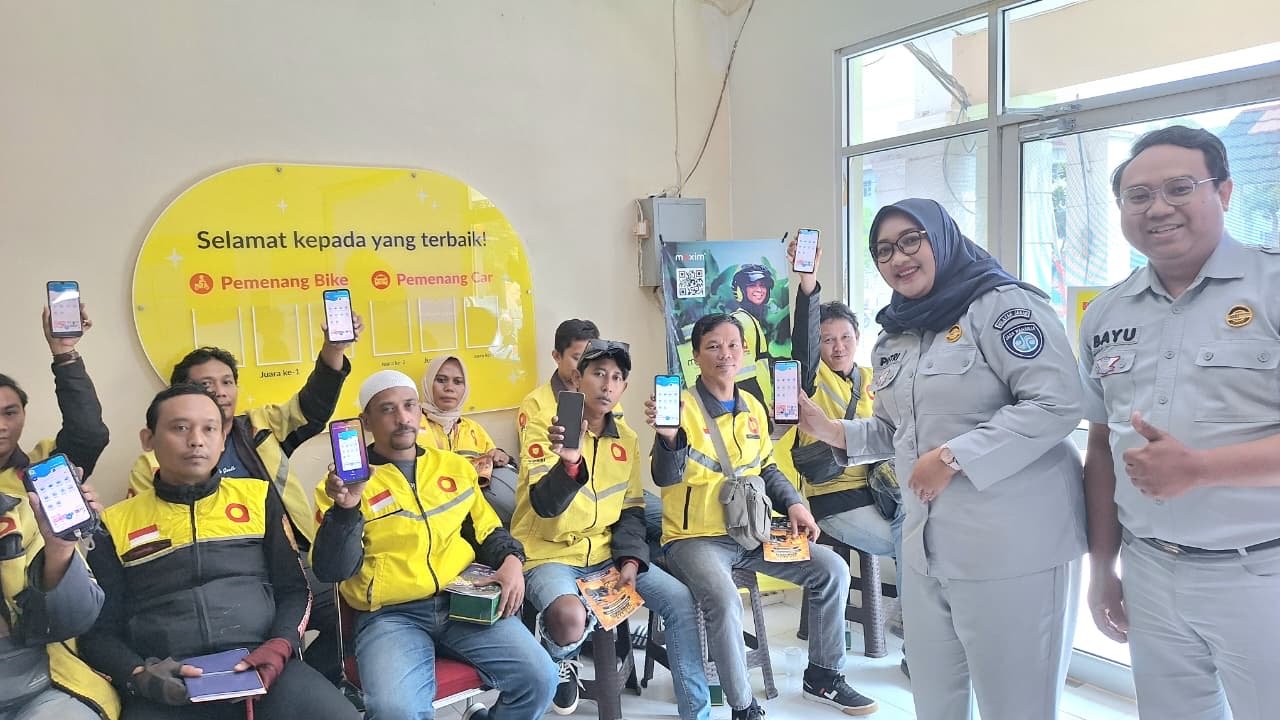 Edukasi Keselamatan Lalu Lintas dan Layanan Digital, Jasa Raharja Cabang Cirebon Glorifikasi Fitur Lapor Laka JRku dan Membagikan Buku Saku Ojol Nusantara di Kantor Maxim Kota Cirebon