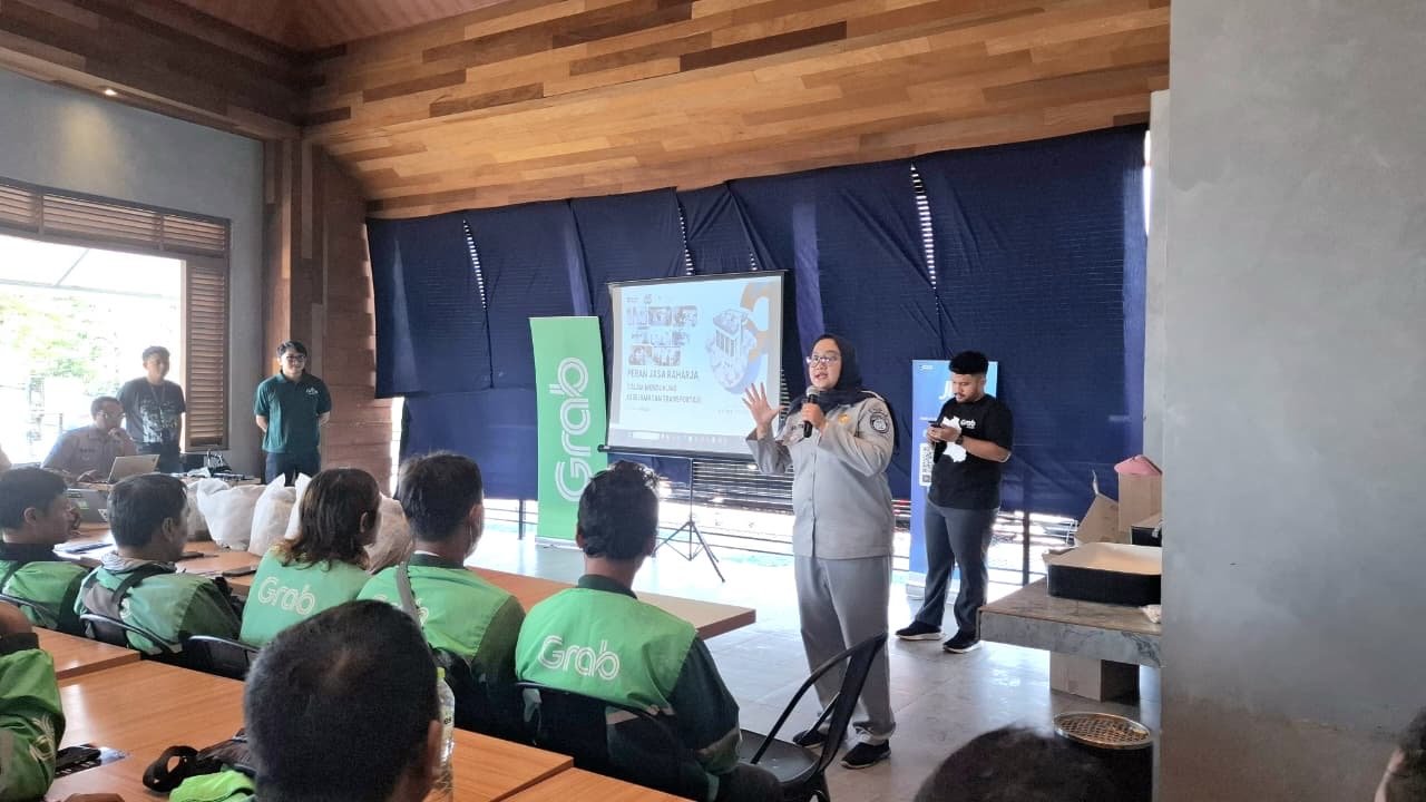Edukasi Keselamatan Lalu Lintas dan Layanan Digital, Jasa Raharja Cabang Cirebon Glorifikasi Fitur Lapor Laka JRku dan Membagikan Buku Saku Ojol Nusantara Bersama Grab Wilayah Cirebon