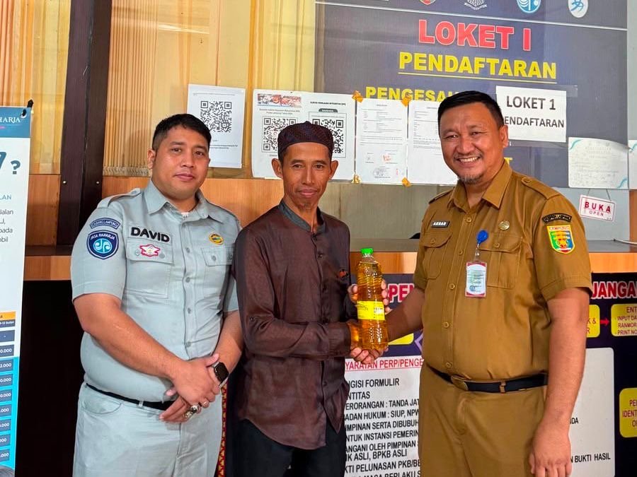 Jasa Raharja dan Samsat Tulang Bawang Apresiasi Wajib Pajak melalui Pemberian Souvenir