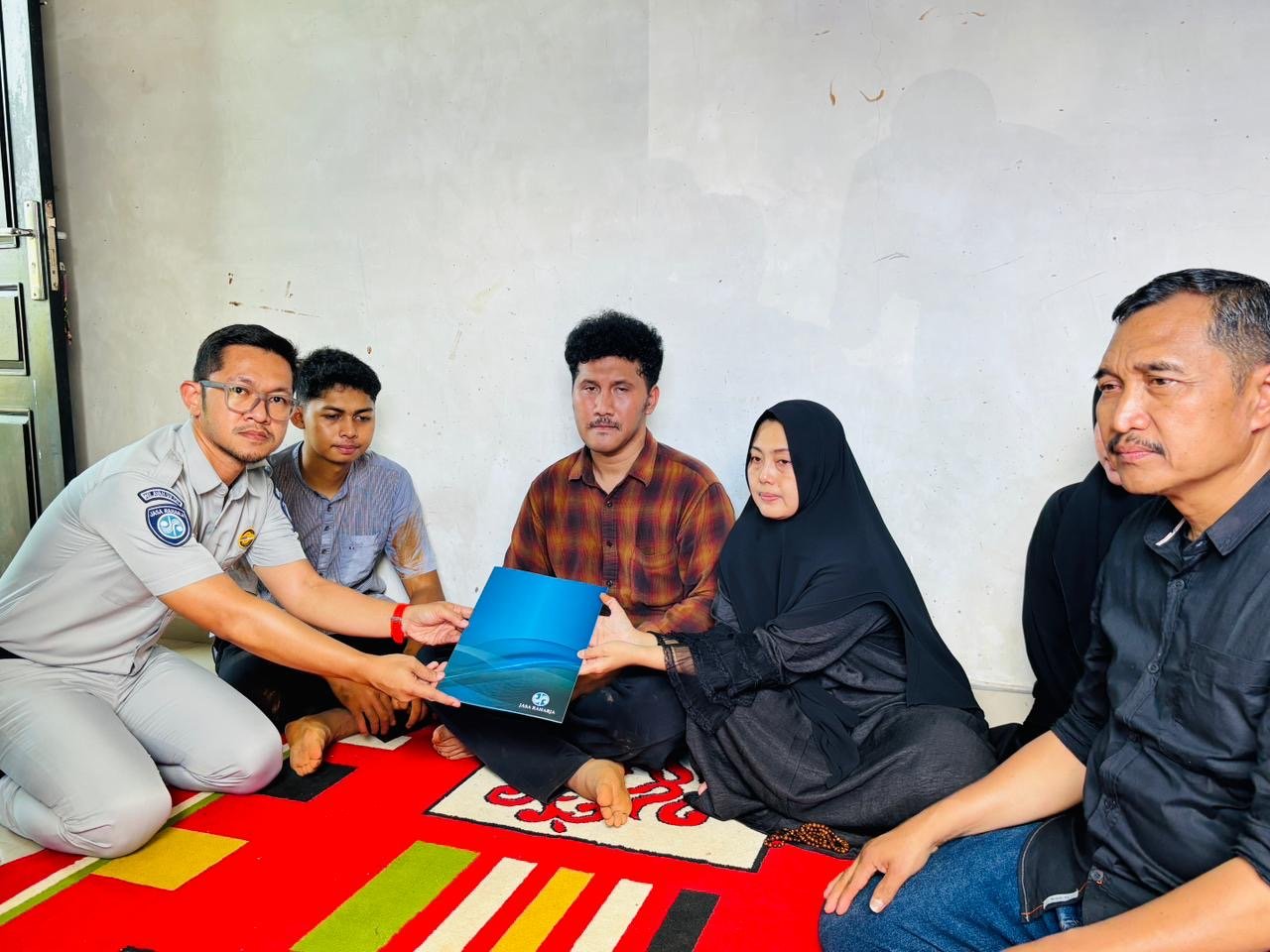 Wujud Kepedulian Negara, Jasa Raharja Sulsel Kawal Kepulangan Jenazah dan Serahkan Santunan bagi Anggota Polri Korban Laka Tol Jagorawi