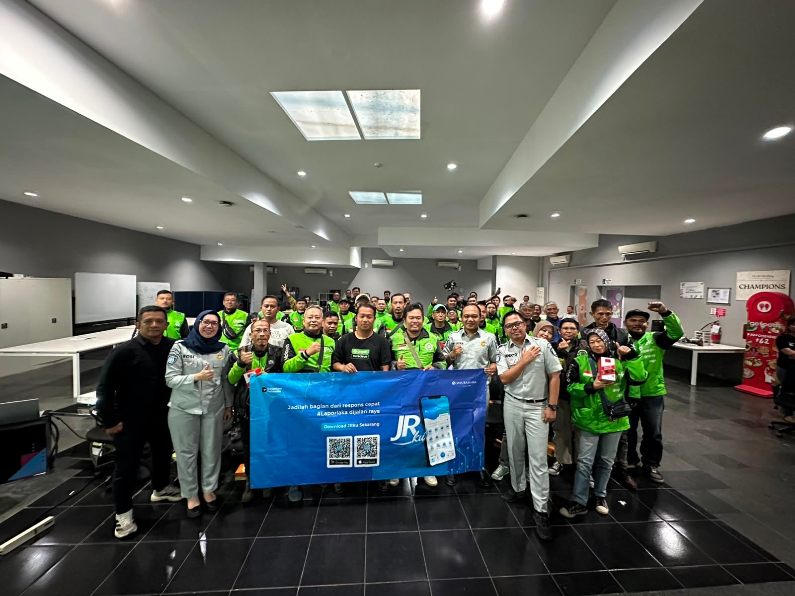 Siap Tanggap, Siap Berkendara, Jadilah Pahlawan Keselamatan, PT Jasa Raharja (Persero) Kanwil Utama Jawa Barat dan Gojek Indonesia Edukasi Mitra Driver di Bandung Siap Tanggap, Siap Berkendara, Jadilah Pahlawan Keselamatan, PT Jasa Raharja (Persero) Kanwil Utama Jawa Barat dan Gojek Indonesia Edukasi Mitra Driver di Bandung