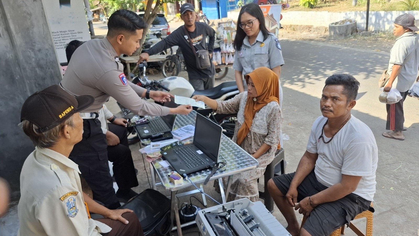 Dekatkan Layanan ke Masyarakat, Samsat Situbondo Gelar Aksi Jemput Bola Lewat Samsat Portal di Desa Widoropayung Dekatkan Layanan ke Masyarakat, Samsat Situbondo Gelar Aksi Jemput Bola Lewat Samsat Portal di Desa Widoropayung
