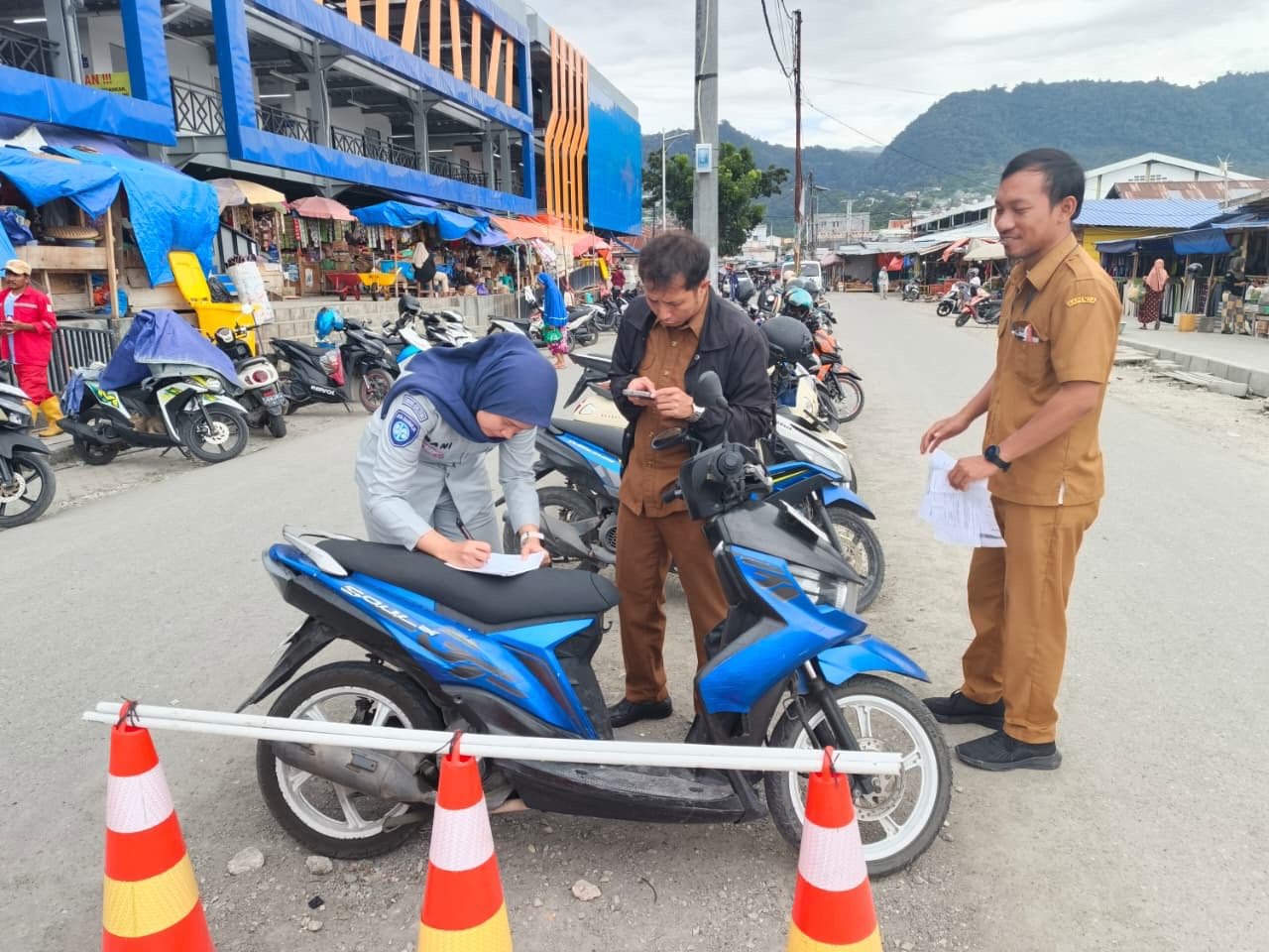 Jasa Raharja Banggai Turut Berpartisipasi Dalam Aksi Tempel-Tempel Yang Dilaksanakan Di Pasar Simpong Jasa Raharja Banggai Turut Berpartisipasi Dalam Aksi Tempel-Tempel Yang Dilaksanakan Di Pasar Simpong