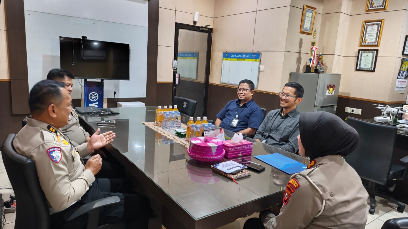 Silaturahmi Kabag Ops Jasa Raharja Sulsel ke Satlantas Polrestabes Makassar: Perkuat Sinergi Percepatan Santunan dan Keselamatan Jalan Silaturahmi Kabag Ops Jasa Raharja Sulsel ke Satlantas Polrestabes Makassar: Perkuat Sinergi Percepatan Santunan dan Keselamatan Jalan