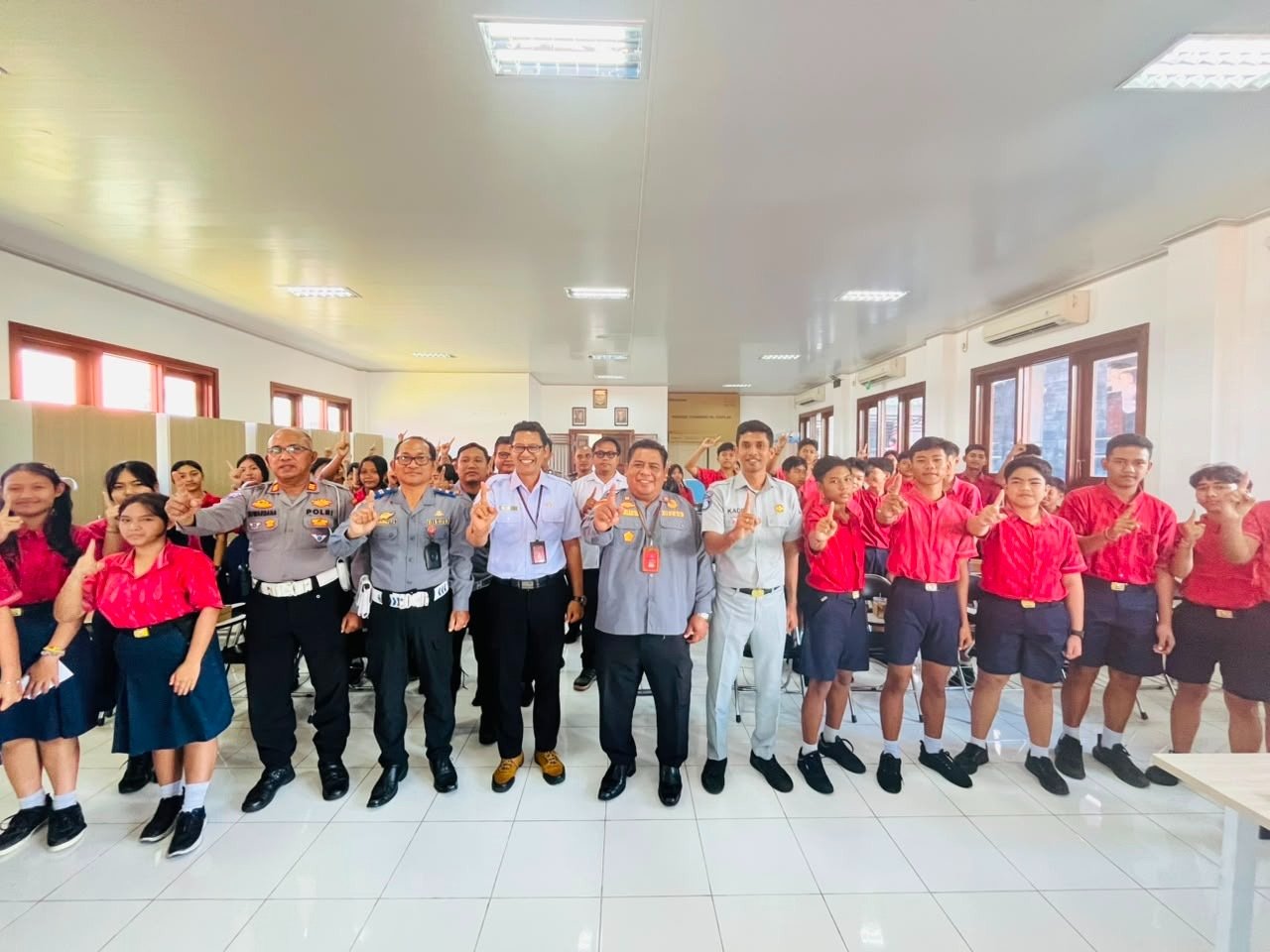 Tanamkan Budaya Tertib Berlalu Lintas Sejak Dini, Jasa Raharja Bali Edukasi Pelajar SMPN 5 Abiansemal Tanamkan Budaya Tertib Berlalu Lintas Sejak Dini, Jasa Raharja Bali Edukasi Pelajar SMPN 5 Abiansemal