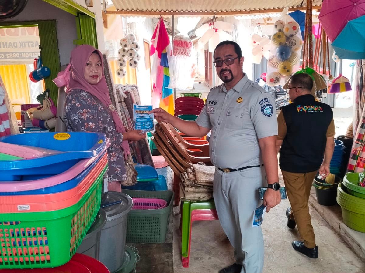 Jasa Raharja dan UPTD Samsat Sukadana Gencarkan Sosialisasi Program Keringanan Pajak di Pasar Labuhan Ratu Jasa Raharja dan UPTD Samsat Sukadana Gencarkan Sosialisasi Program Keringanan Pajak di Pasar Labuhan Ratu