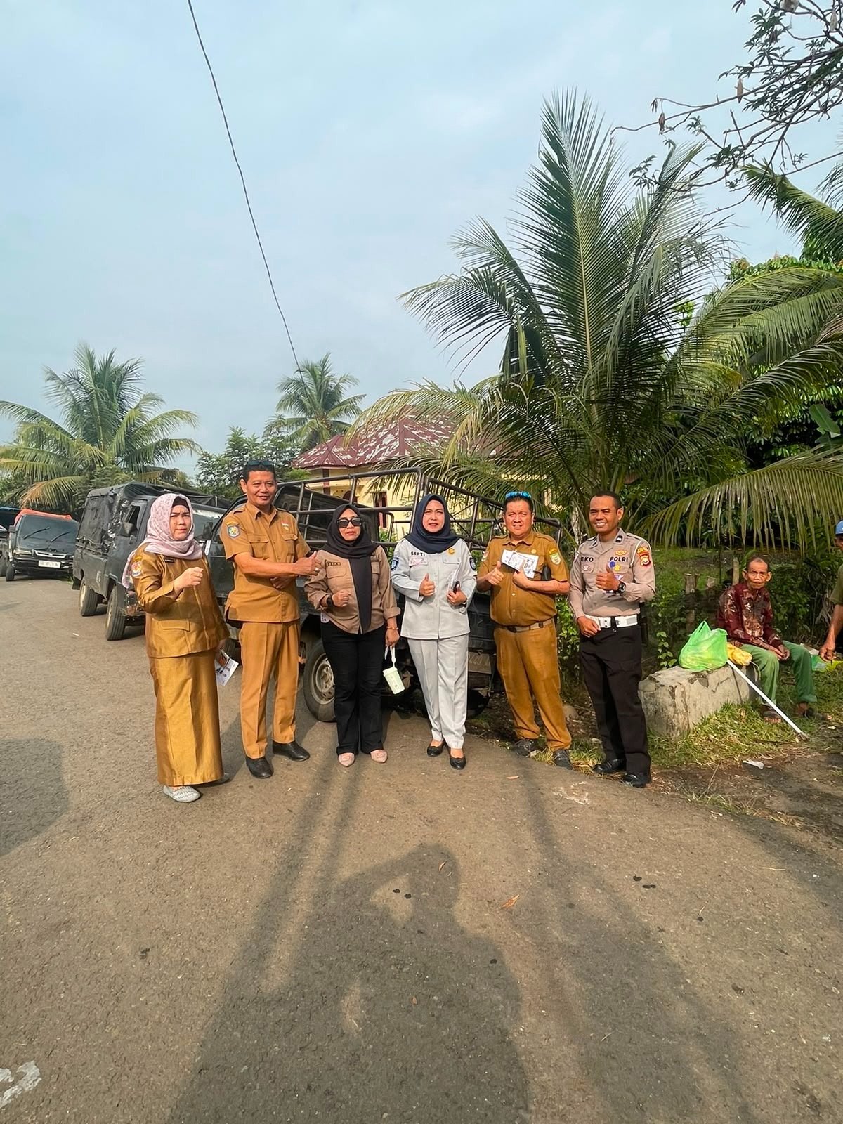 Jasa Raharja Bengkulu Tengah Sosialisasikan Program Pemutihan Pajak Kendaraan Melalui Pembagian Brosur kepada Masyarakat Jasa Raharja Bengkulu Tengah Sosialisasikan Program Pemutihan Pajak Kendaraan Melalui Pembagian Brosur kepada Masyarakat