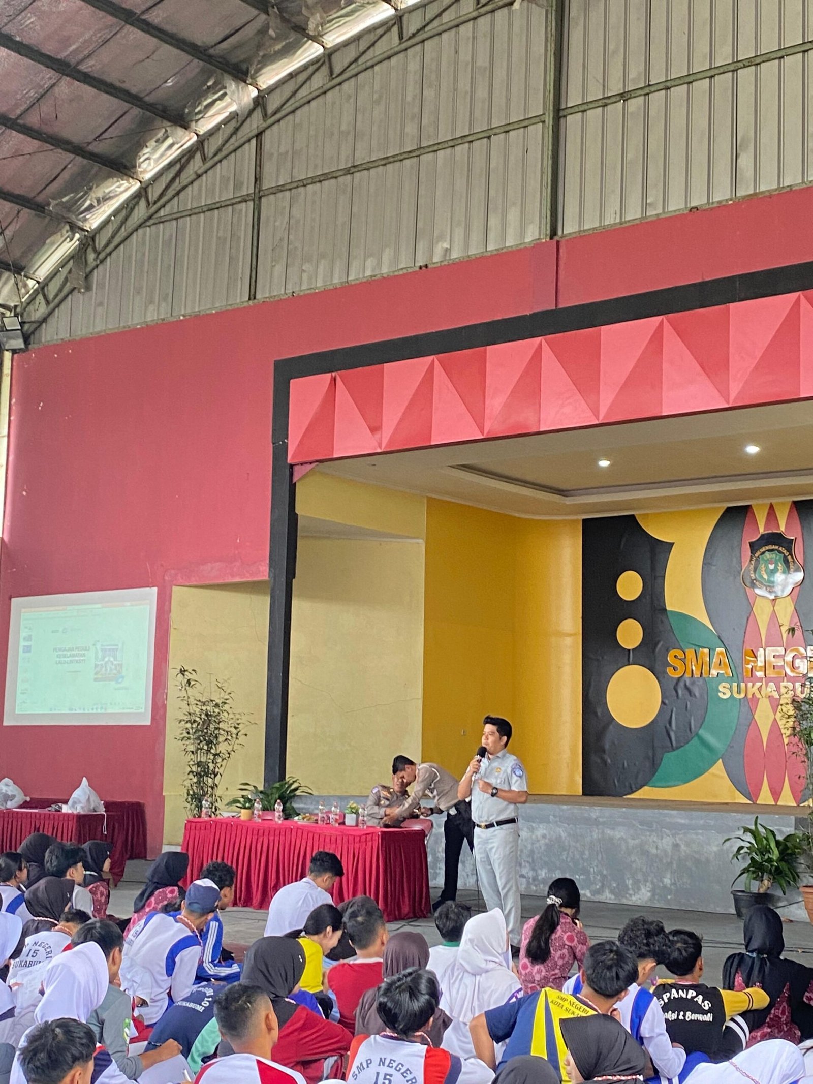 Jasa Raharja Cabang Sukabumi dan Satlantas Polres Kota Sukabumi Tanamkan Budaya Tertib Berlalu Lintas kepada Pelajar SMA Negeri 3 Kota Sukabumi Jasa Raharja Cabang Sukabumi dan Satlantas Polres Kota Sukabumi Tanamkan Budaya Tertib Berlalu Lintas kepada Pelajar SMA Negeri 3 Kota Sukabumi