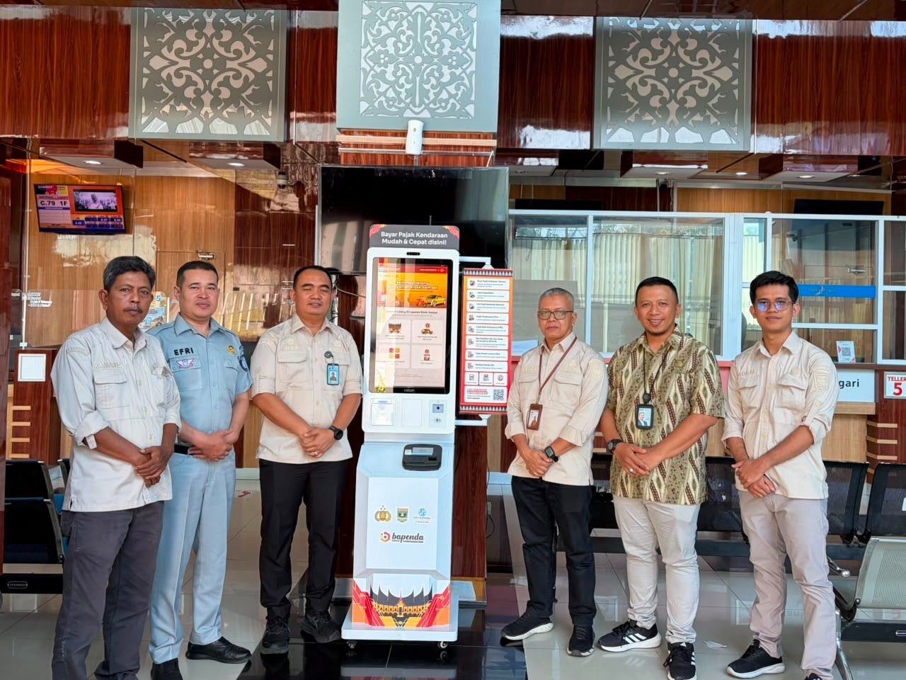Tim Pembina Samsat Hadirkan Kiosk Pembayaran di Samsat Padang, Permudah Layanan PKB dan SWDKLLJ Tim Pembina Samsat Hadirkan Kiosk Pembayaran di Samsat Padang, Permudah Layanan PKB dan SWDKLLJ
