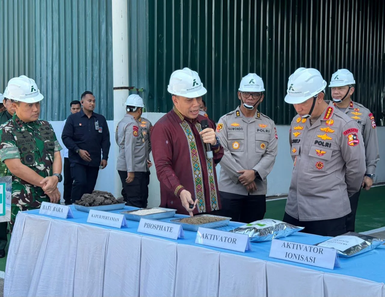 Bantu Petani Riau, Kapolri Salurkan 80 Ton Pupuk Batu Bara