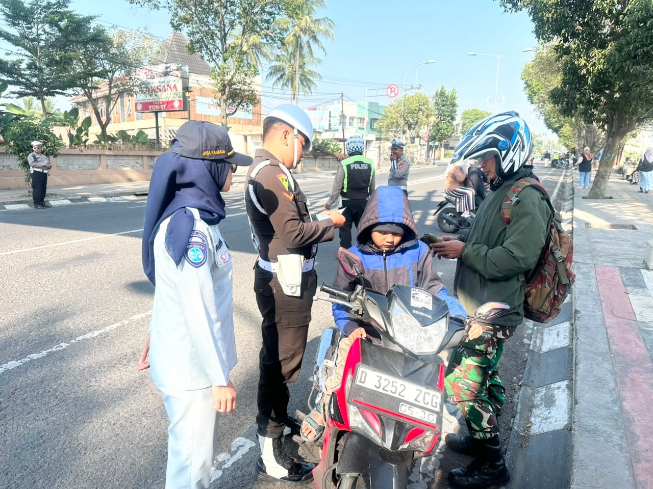 Tingkatkan Kepatuhan Masyarakat Jasa Raharja dan Tim Pembina Samsat Soreang Kembali Menggelar Operasi Gabungan Pemeriksaan Kendaraan Tingkatkan Kepatuhan Masyarakat Jasa Raharja dan Tim Pembina Samsat Soreang Kembali Menggelar Operasi Gabungan Pemeriksaan Kendaraan