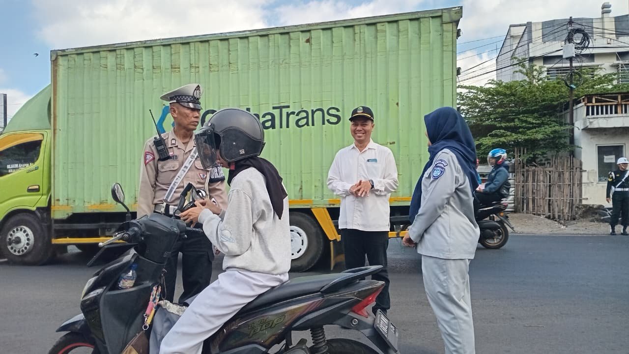 Hari Kedua Operasi Gabungan, Jasa Raharja Bersama Tim Pembina Samsat Kota Tasikmalaya Intensifkan Kepatuhan Pajak Kendaraan di Bundaran Linggajaya