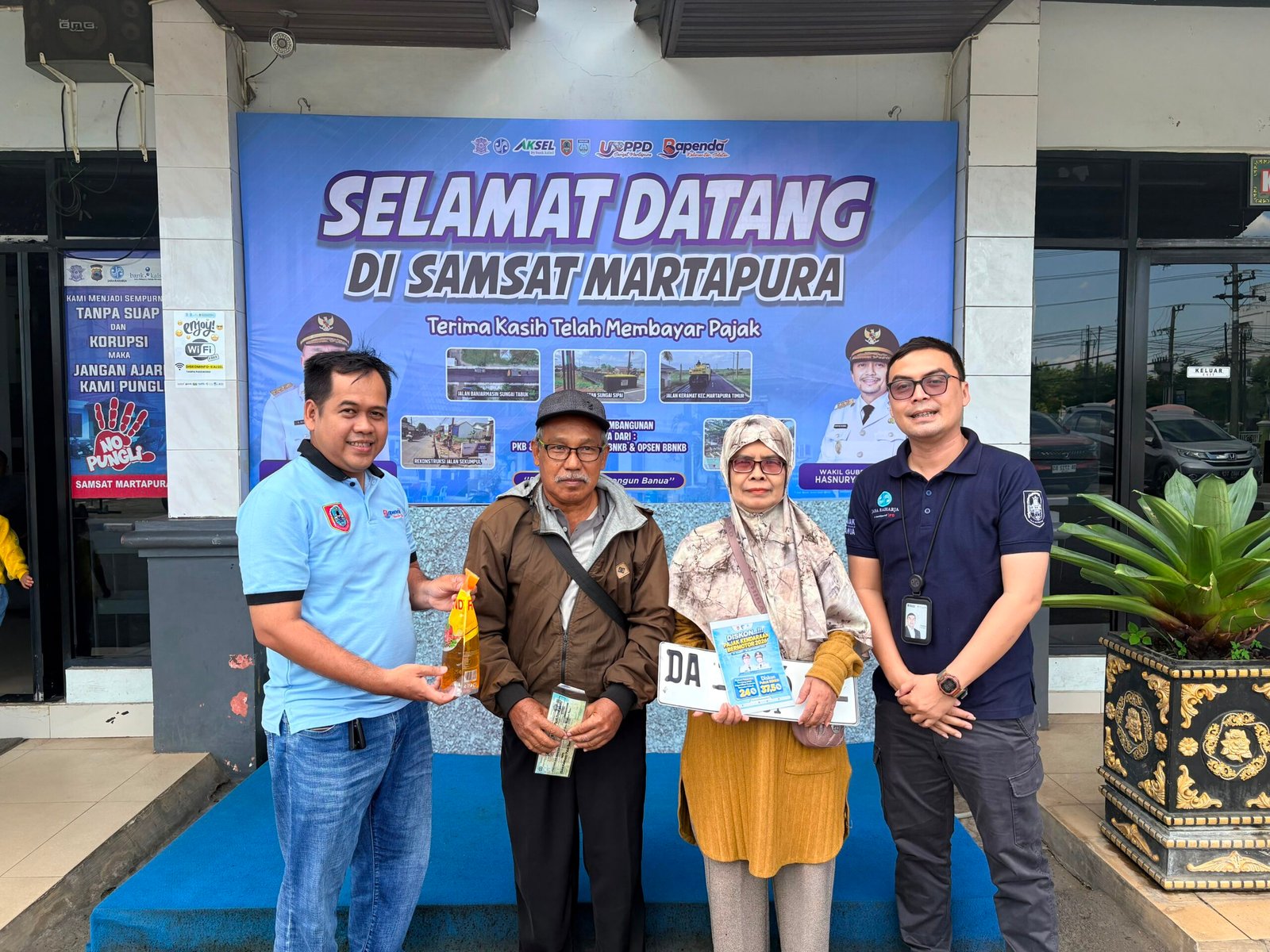 Apresiasi Wajib Pajak, Tim Pembina Samsat Martapura Bagikan Helm dan Sembako Apresiasi Wajib Pajak, Tim Pembina Samsat Martapura Bagikan Helm dan Sembako