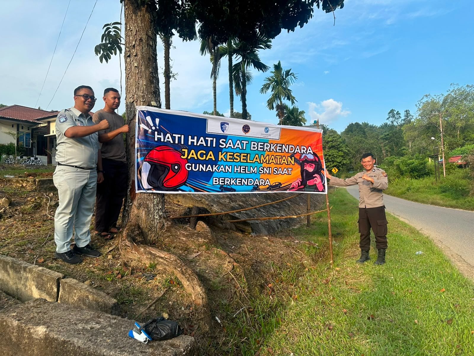 Perkuat Kesadaran Pengendara, Jasa Raharja Singkawang Pasang Spanduk Keselamatan di Sungai Betung Perkuat Kesadaran Pengendara, Jasa Raharja Singkawang Pasang Spanduk Keselamatan di Sungai Betung