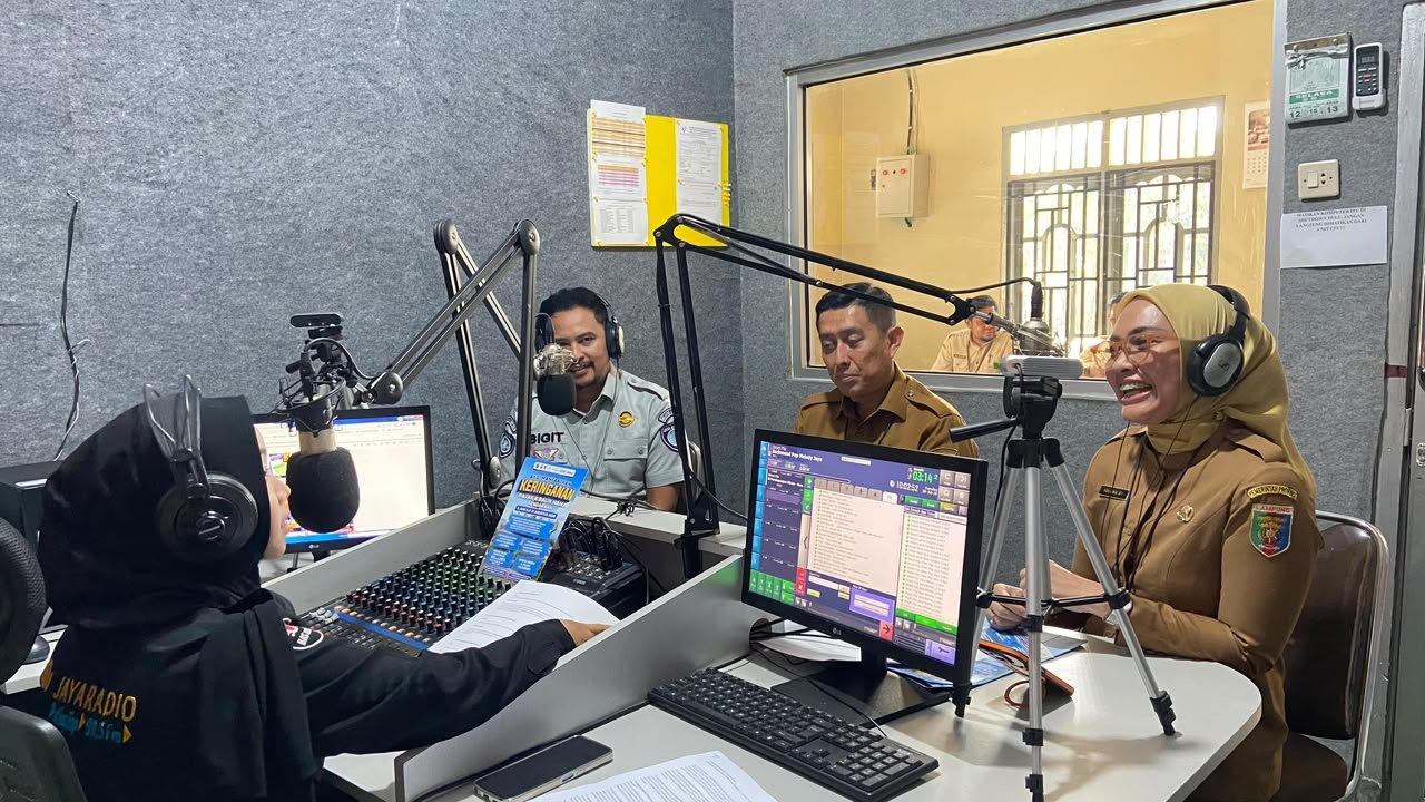 Jasa Raharja Bersama BPPRD dan UPTD Samsat Gunung Sugih Sosialisasikan Program Keringanan Pajak Melalui Siaran Radio Jasa Raharja Bersama BPPRD dan UPTD Samsat Gunung Sugih Sosialisasikan Program Keringanan Pajak Melalui Siaran Radio