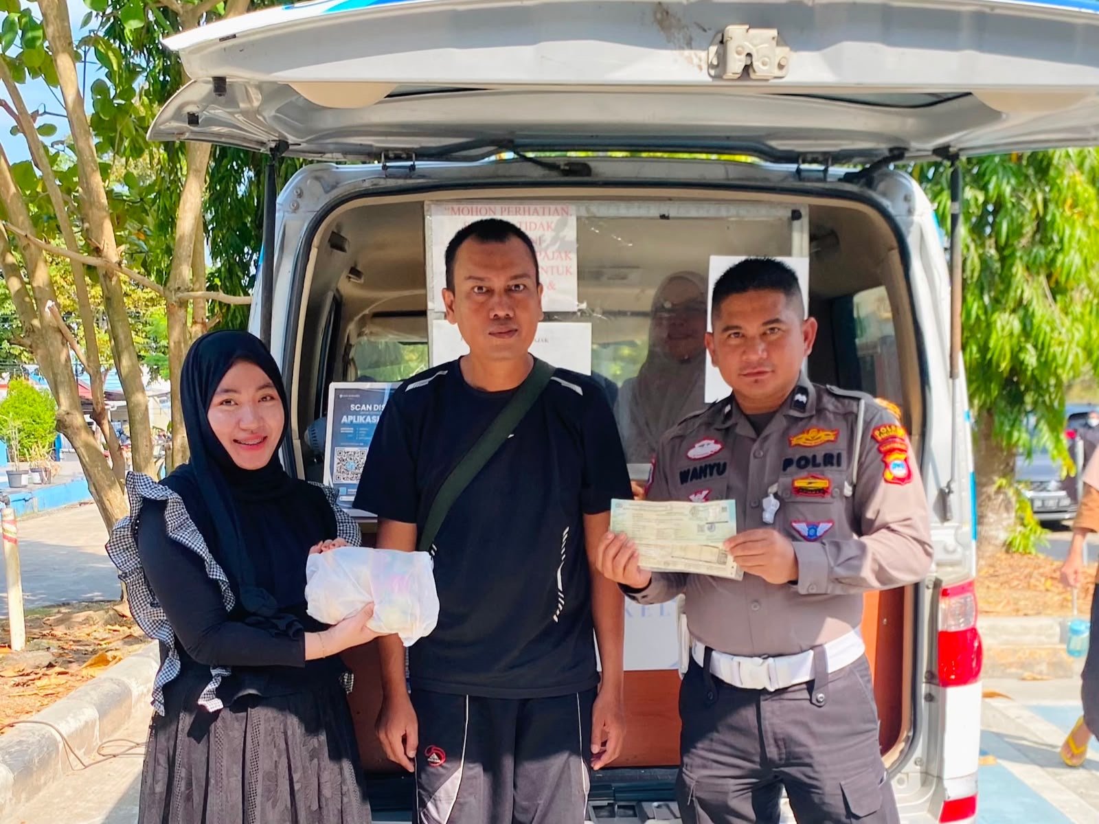 Tim Pembina Samsat Banjarbaru Hadirkan Samsat Keliling di Pasar Bauntung, Permudah Pembayaran PKB Masyarakat Tim Pembina Samsat Banjarbaru Hadirkan Samsat Keliling di Pasar Bauntung, Permudah Pembayaran PKB Masyarakat