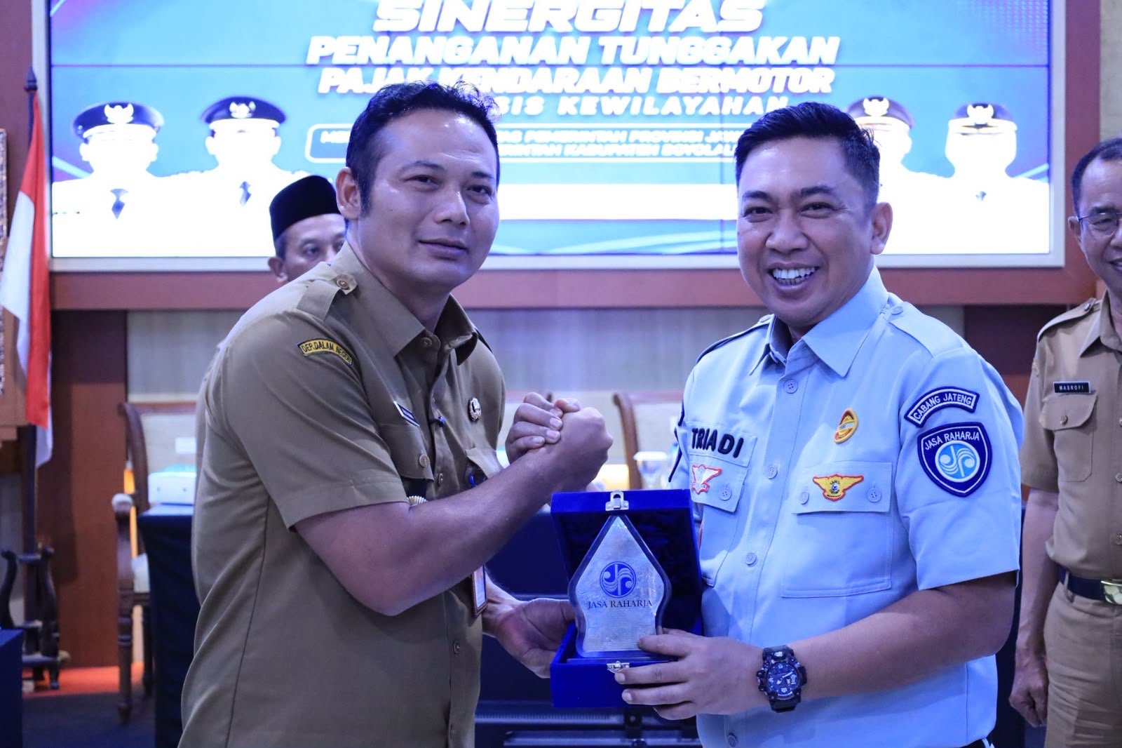 Optimalkan PKB dan SWDKLLJ, Tim Pembina Samsat Jateng Gelar Roadshow Kolaborasi di Boyolali Optimalkan PKB dan SWDKLLJ, Tim Pembina Samsat Jateng Gelar Roadshow Kolaborasi di Boyolali