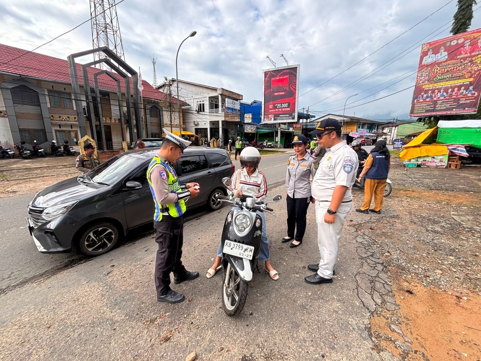 Jasa Raharja Singkawang Dukung Operasi Gabungan Tingkatkan Kepatuhan Pajak Kendaraan dan Keselamatan Berlalu Lintas Jasa Raharja Singkawang Dukung Operasi Gabungan Tingkatkan Kepatuhan Pajak Kendaraan dan Keselamatan Berlalu Lintas