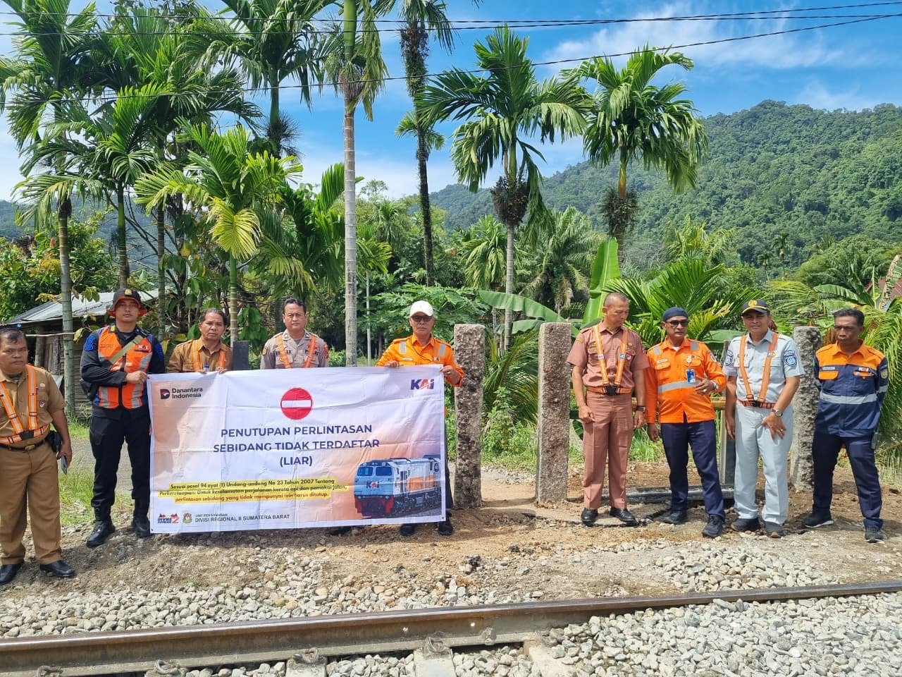 Jasa Raharja Sumbar Bersama Stakeholder Tutup Perlintasan Liar di Pampangan demi Tingkatkan Keselamatan
