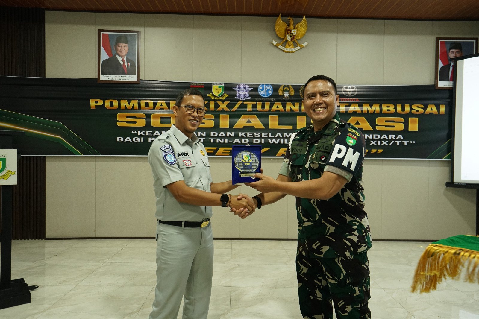 Jasa Raharja Riau Menjadi Narasumber Sosialisasi Safety Riding Di Pomdam XIX/Tuanku Tambusai Jasa Raharja Riau Menjadi Narasumber Sosialisasi Safety Riding Di Pomdam XIX/Tuanku Tambusai